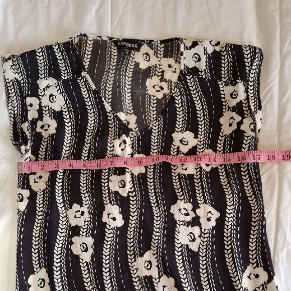 Express Floral Patterned Top - Picture 3 of 6